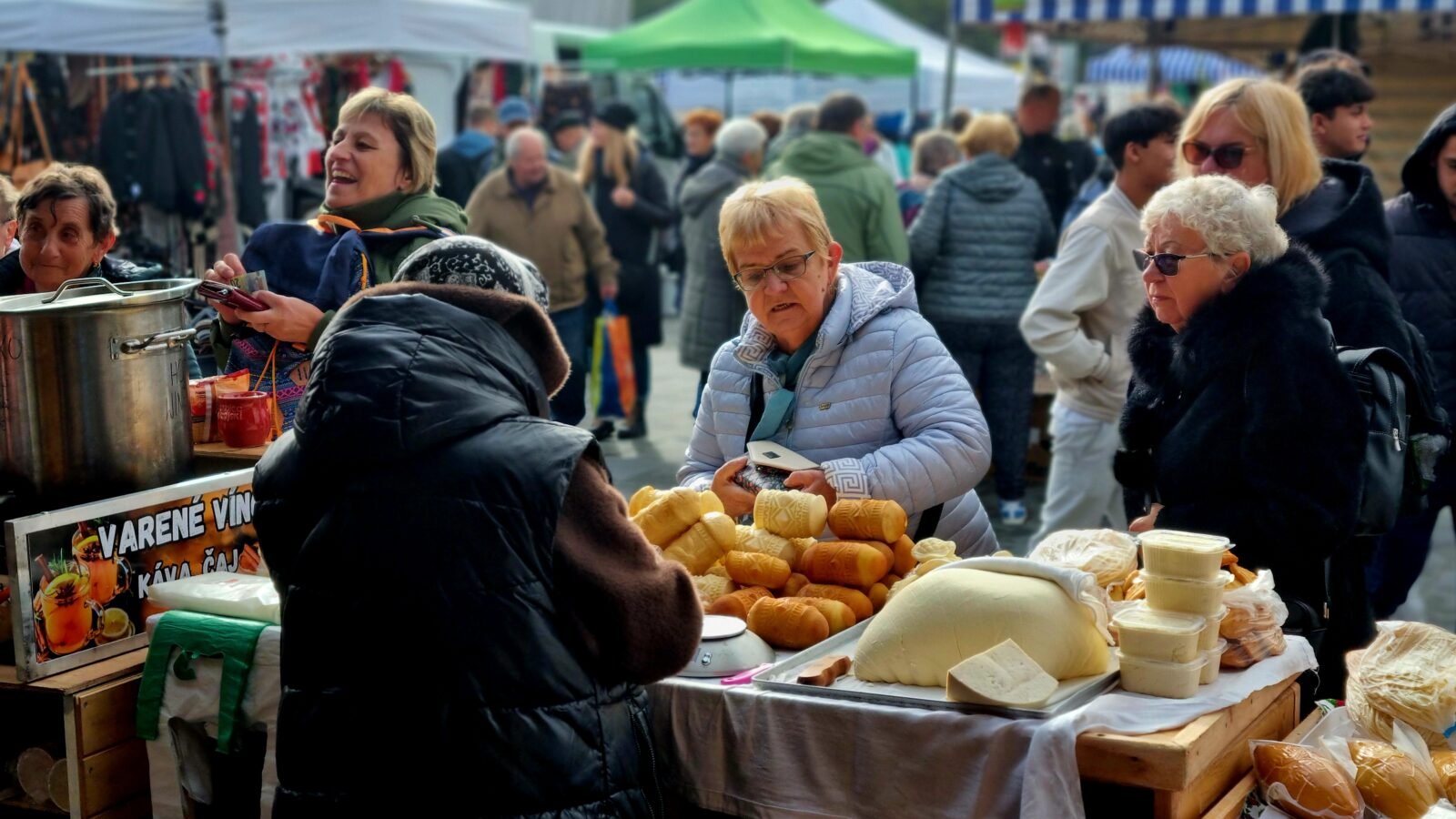 Znów tłumy na czwartkowym jarmarku (galeria zdjęć)
