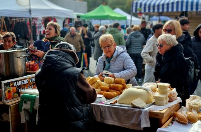Znów tłumy na czwartkowym jarmarku (galeria zdjęć)
