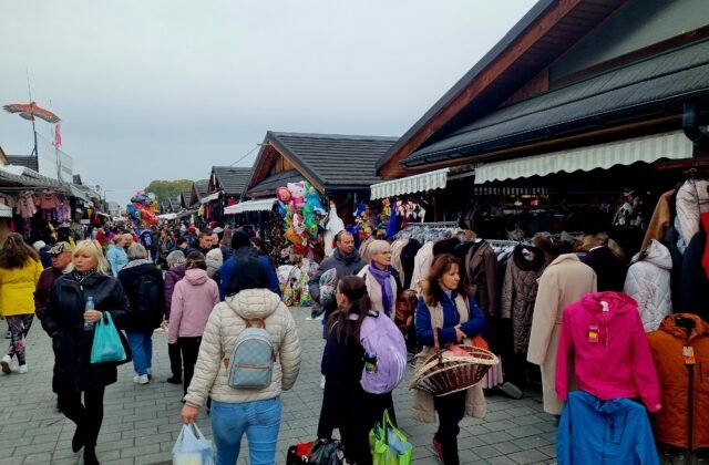 Pełne alejki, pełne parkingi, oblegane stoiska. Jesienny sezon handlowy „pod chmurką” trwa w najlepsze (galeria zdjęć)
